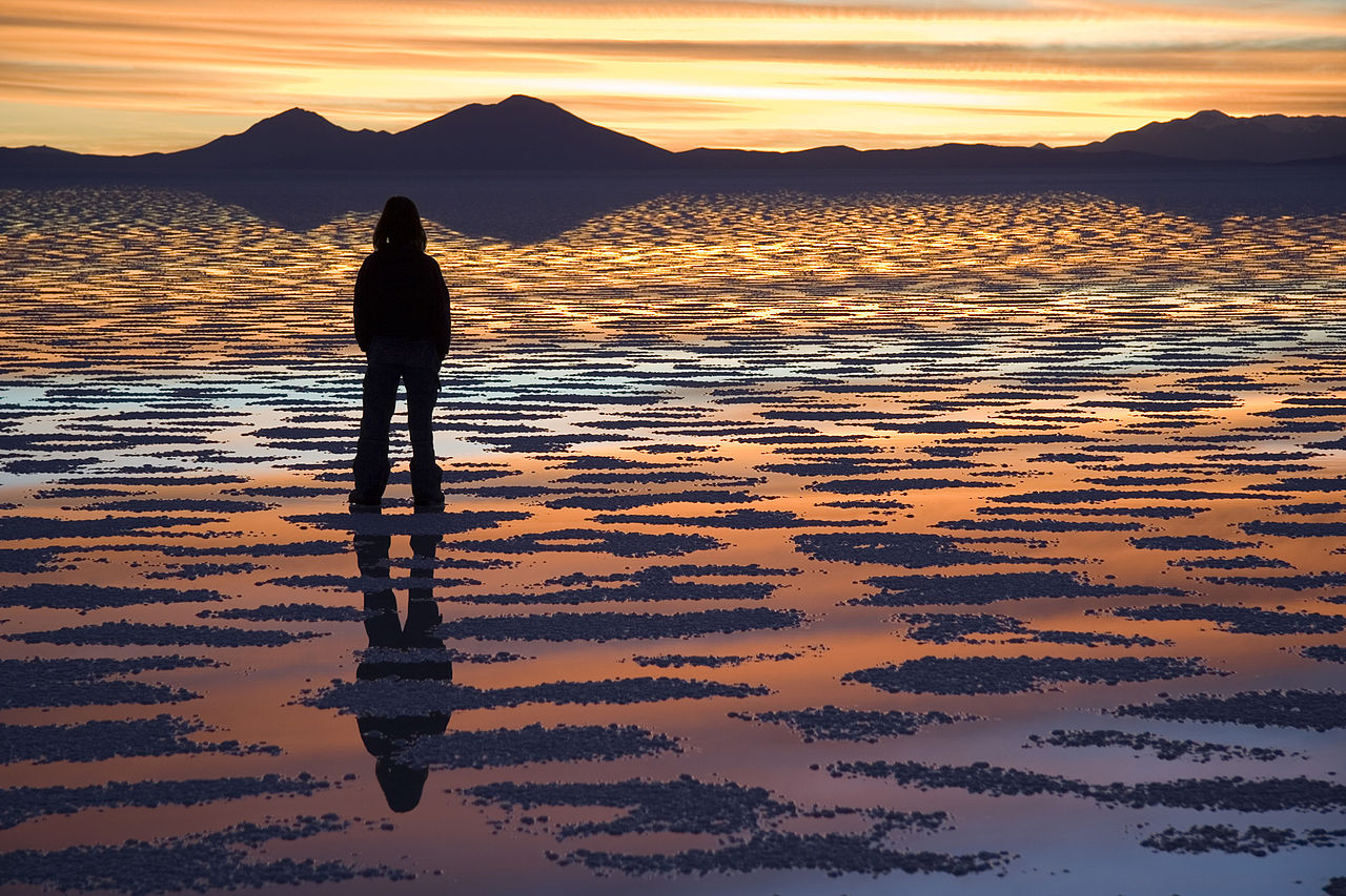 1280px-Watching_Sunset_Salar_de_Uyuni_Bolivia_Luca_Galuzzi_2006